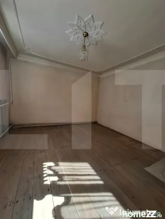 Casă bătrânească cu teren 1335 mp în zona Popa Șapcă