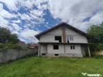 Duplex la rosu, 4400 mp teren, Siret