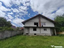 Duplex la rosu, 4400 mp teren, Siret