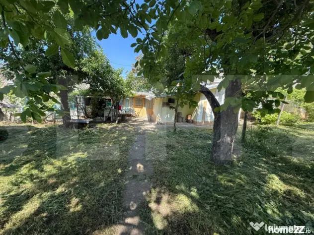 Casă bătrânească cu 2 fronturi stradale, 3095 mp teren,