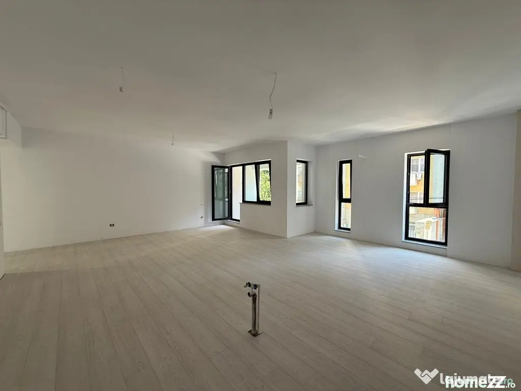 Apartament luxos cu 3 camere și 2 locuri de parcare