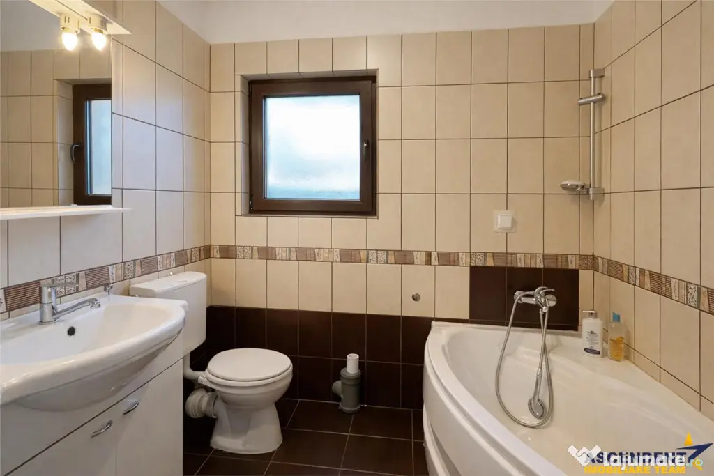 Vila spatioasa in Sancraiu, 2 intrari, foisor, parcare, 5 mi