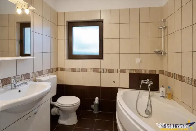 Vila spatioasa in Sancraiu, 2 intrari, foisor, parcare, 5 mi