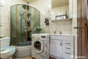 Apartament în centru cu acces auto și garaj propriu 