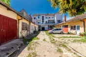 Apartament în centru cu acces auto și garaj propriu 