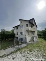 Casa pe 3 nivele si 13 arii teren 