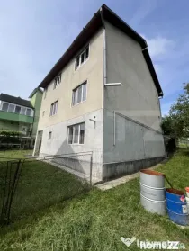 Casa pe 3 nivele si 13 arii teren