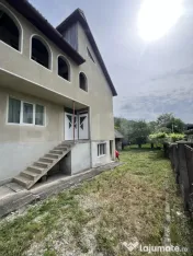 Casa pe 3 nivele si 13 arii teren 