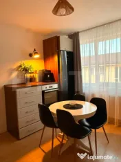 Apartament cu 3 camere de vânzare, Garaj subteran, Zona Cen