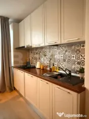 Apartament cu 3 camere de vânzare, Garaj subteran, Zona Cen