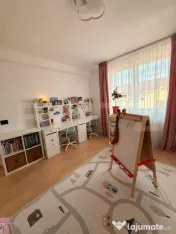 Apartament cu 3 camere de vânzare, Garaj subteran, Zona Cen