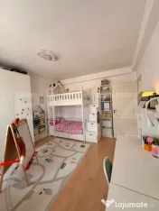 Apartament cu 3 camere de vânzare, Garaj subteran, Zona Cen