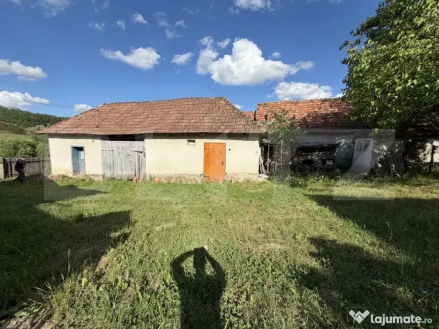 Casă cu 3 camere și un teren de 4100 mp