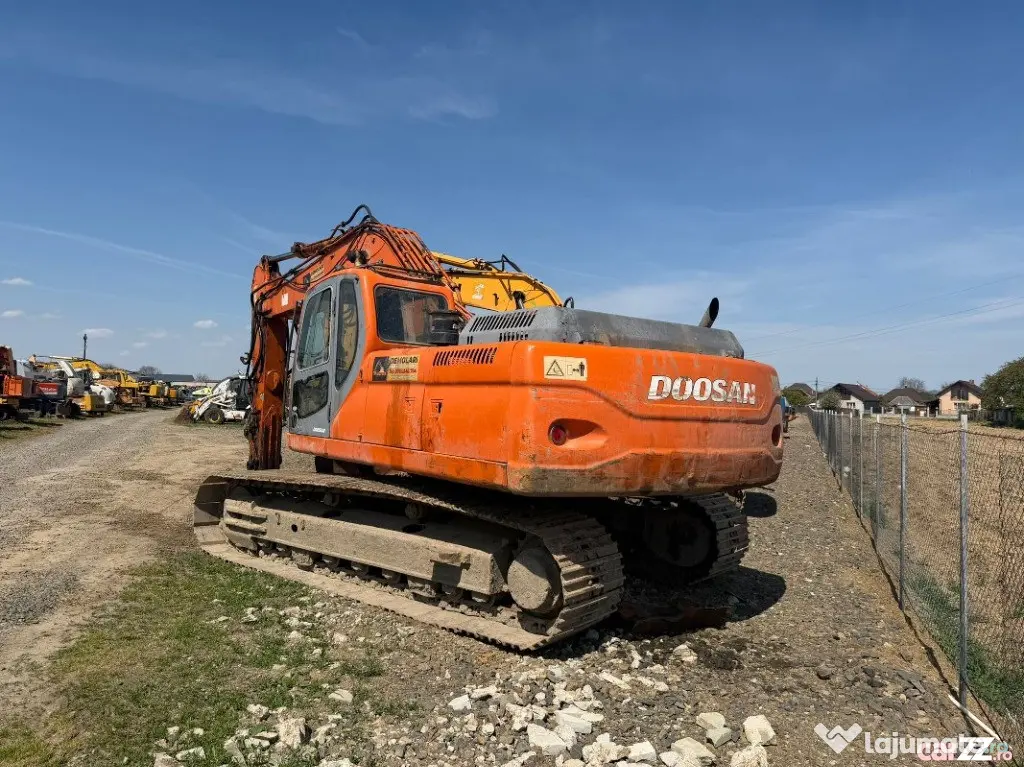 Dezmembrez excavator pe senile Doosan DX 300 LC