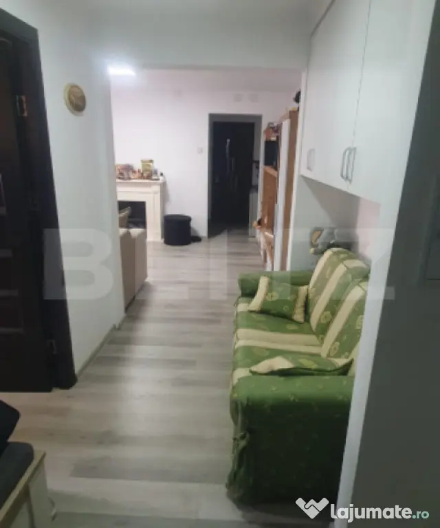 Apartament de vanzare, cu 3 camere, semidecomandat - in Vatr
