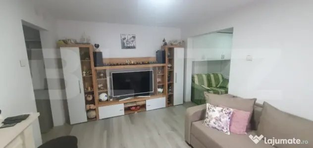 Apartament de vanzare, cu 3 camere, semidecomandat - in Vatr