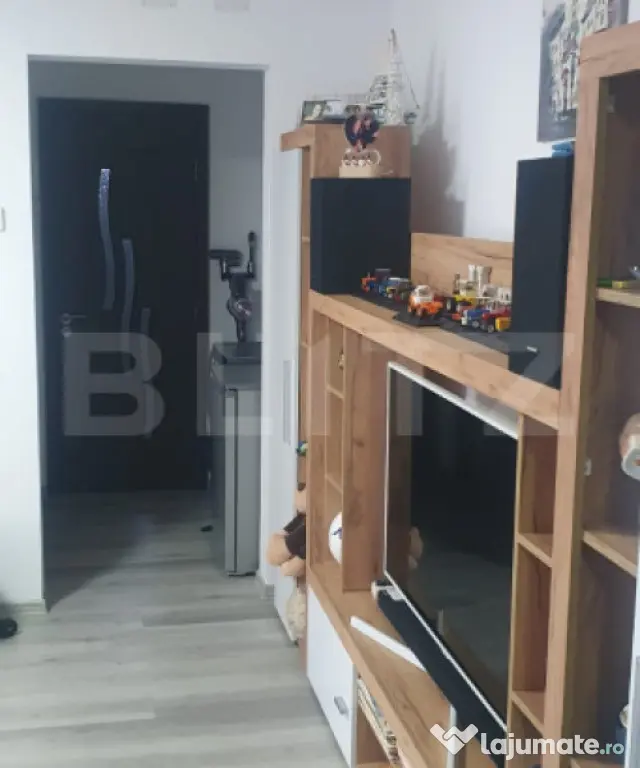 Apartament de vanzare, cu 3 camere, semidecomandat - in Vatr