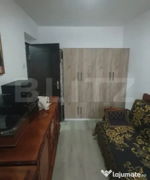 Apartament de vanzare, cu 3 camere, semidecomandat - in Vatr