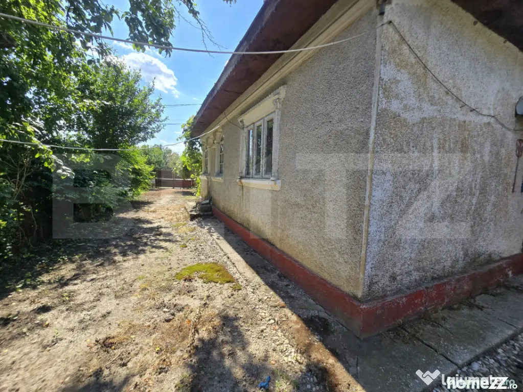 Casă bătrânească, 51 mp, curte 1.100 mp, orașul Titu