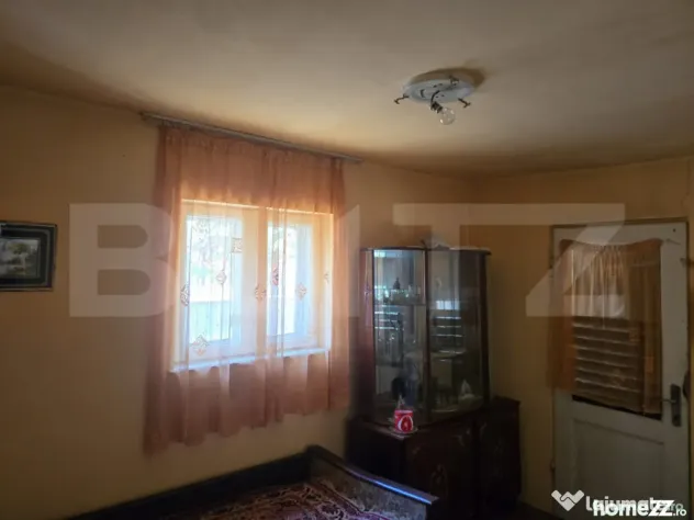 Casă bătrânească, 51 mp, curte 1.100 mp, orașul Titu