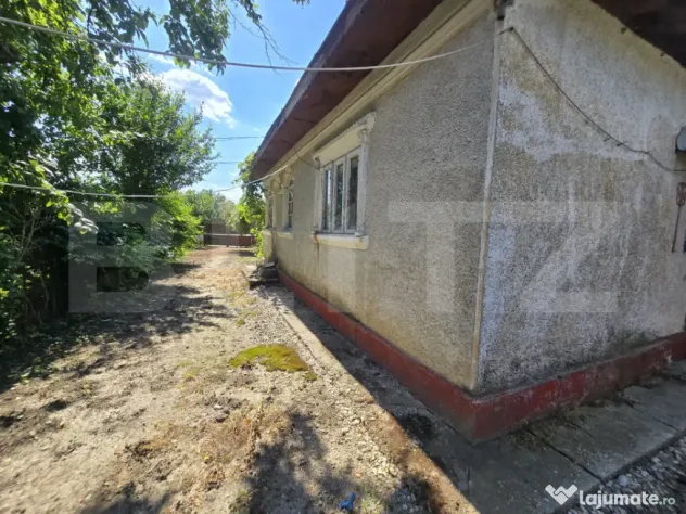 Casă bătrânească cu curte mare de 1.100 mp în orașul T