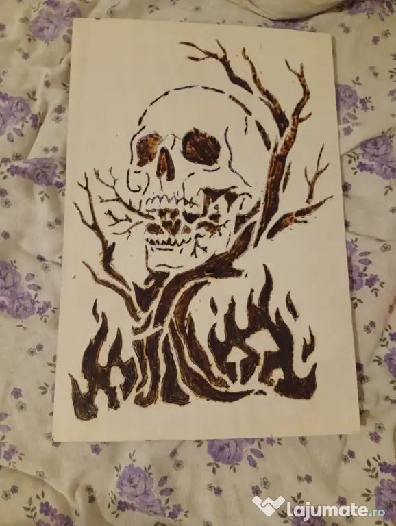 Tablou Lemn Pirogravat Manual - Craniu Gotic cu Flăcări
