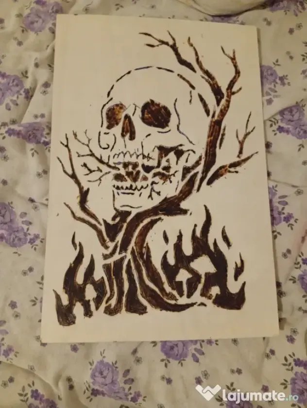 Tablou Lemn Pirogravat Manual - Craniu Gotic cu Flăcări