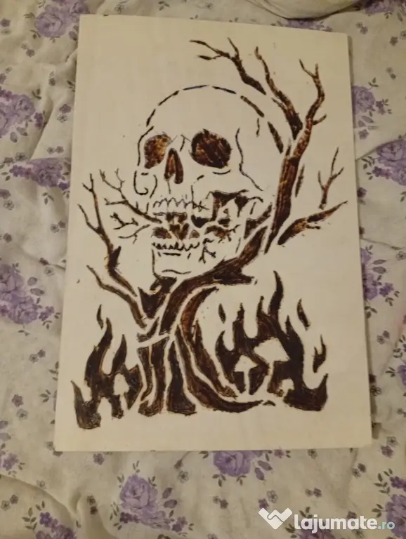 Tablou Lemn Pirogravat Manual - Craniu Gotic cu Flăcări