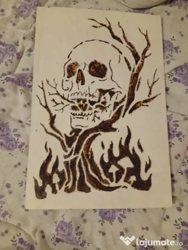 Tablou Lemn Pirogravat Manual - Craniu Gotic cu Flăcări