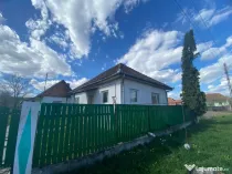 Vând casǎ cu teren spațios