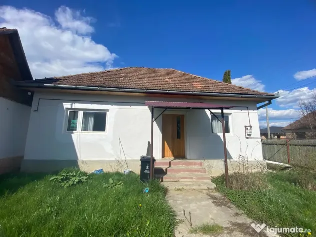 Vând casǎ cu teren spațios