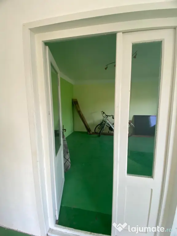 Vând casǎ cu teren spațios
