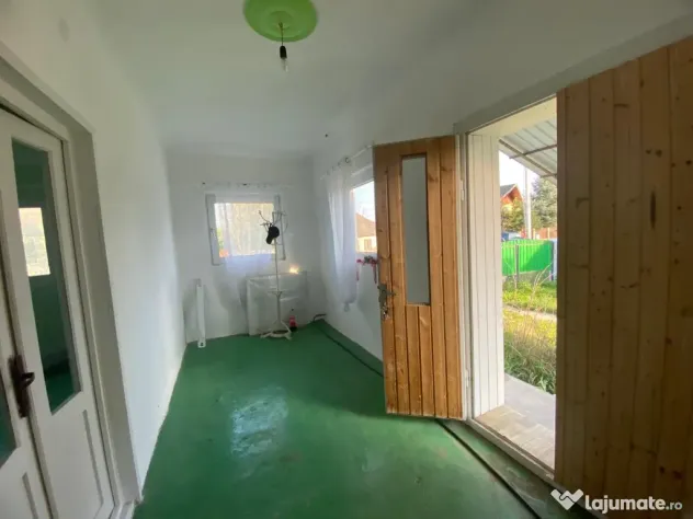 Vând casǎ cu teren spațios