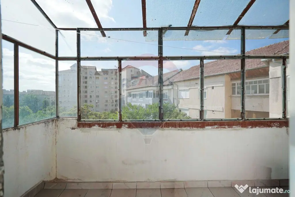 De vânzare apartament cu 3 camere zona Dacia