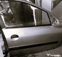 Usa culoare argintie de Peugeot 206 din 1998-2012