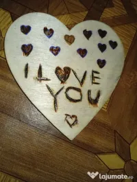 Titlu: Inimă din Lemn Pirogravată Manual – „I Love You” cu Detalii Florale 