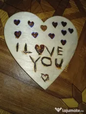 Titlu: Inimă din Lemn Pirogravată Manual – „I Love You” cu Detalii Florale 