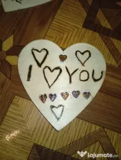 Titlu: Inimă din Lemn Pirogravată Manual – „I Love You” cu Detalii Florale 