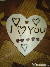 Titlu: Inimă din Lemn Pirogravată Manual – „I Love You” cu Detalii Florale 