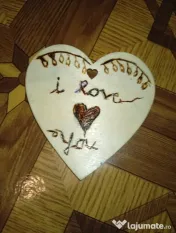 Titlu: Inimă din Lemn Pirogravată Manual – „I Love You” cu Detalii Florale 