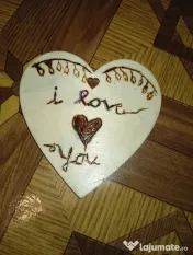 Titlu: Inimă din Lemn Pirogravată Manual – „I Love You” cu Detalii Florale 