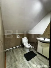 Două camere într-o casă de inchiriat, cu acces la bucăt? 