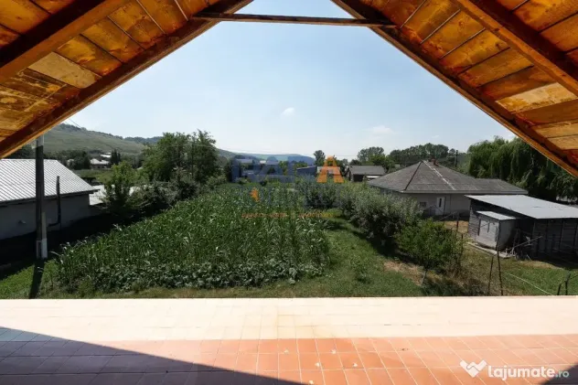 Casă din 2010 (3 dormitoare, două băi și garaj)