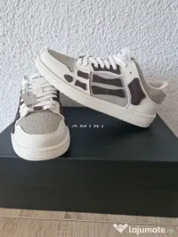 Adidași Alb-Maro – Design Modern 