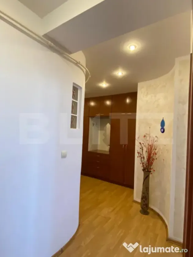 Apartament 4 camere de vanzare cu parcare inclusa, Zona de J