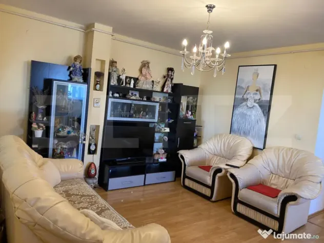 Apartament 4 camere de vanzare cu parcare inclusa, Zona de J