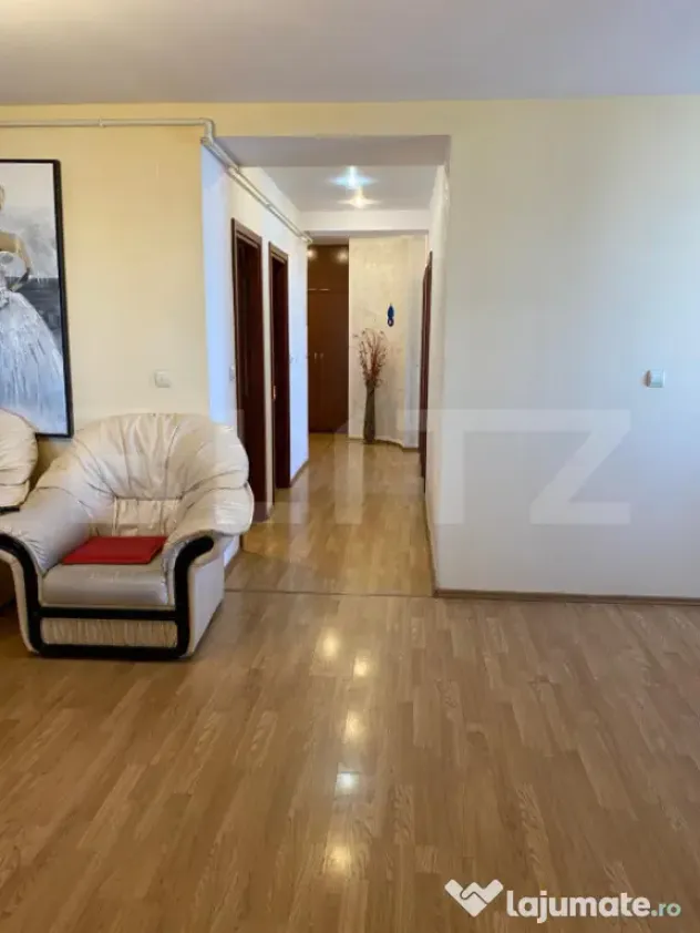 Apartament 4 camere de vanzare cu parcare inclusa, Zona de J