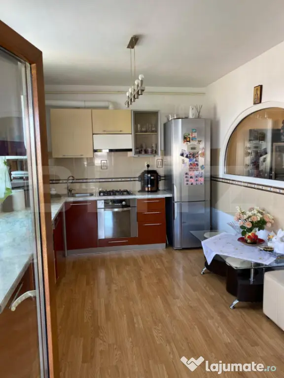 Apartament 4 camere de vanzare cu parcare inclusa, Zona de J
