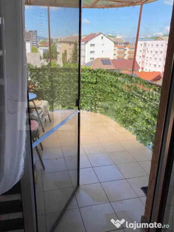 Apartament 4 camere de vanzare cu parcare inclusa, Zona de J