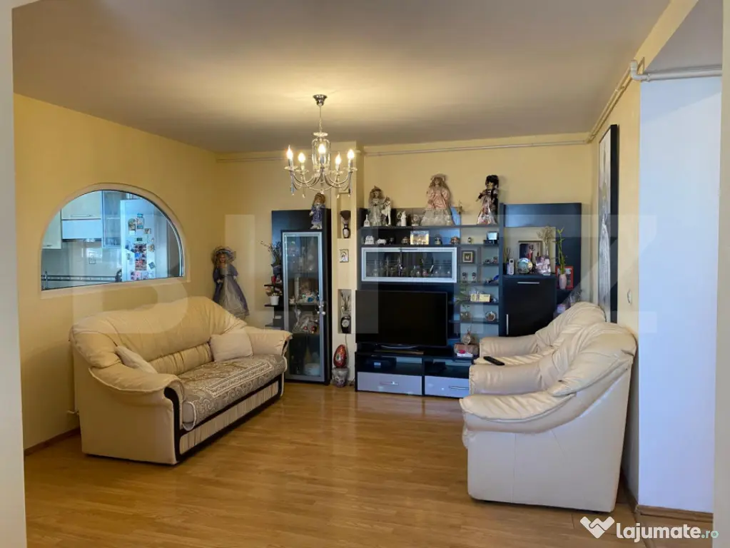 Apartament 4 camere de vanzare cu parcare inclusa, Zona de J